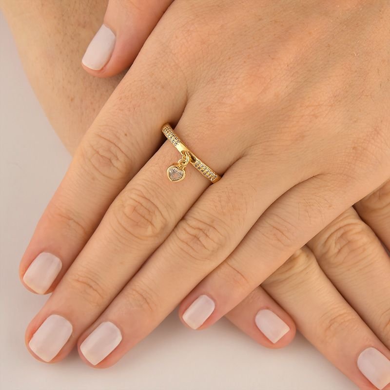 Anel com Pingente de Coração Cravejado Folheado a Ouro 18k