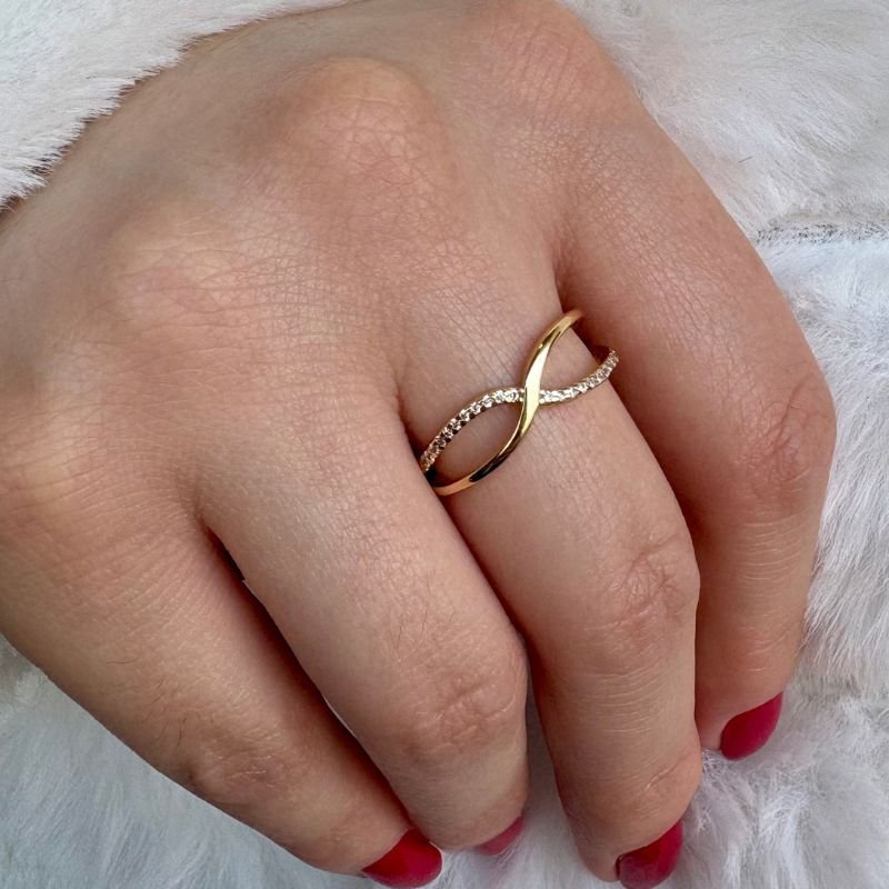 Anel Infinito Cravejado com Zircônias Folheado a Ouro 18k
