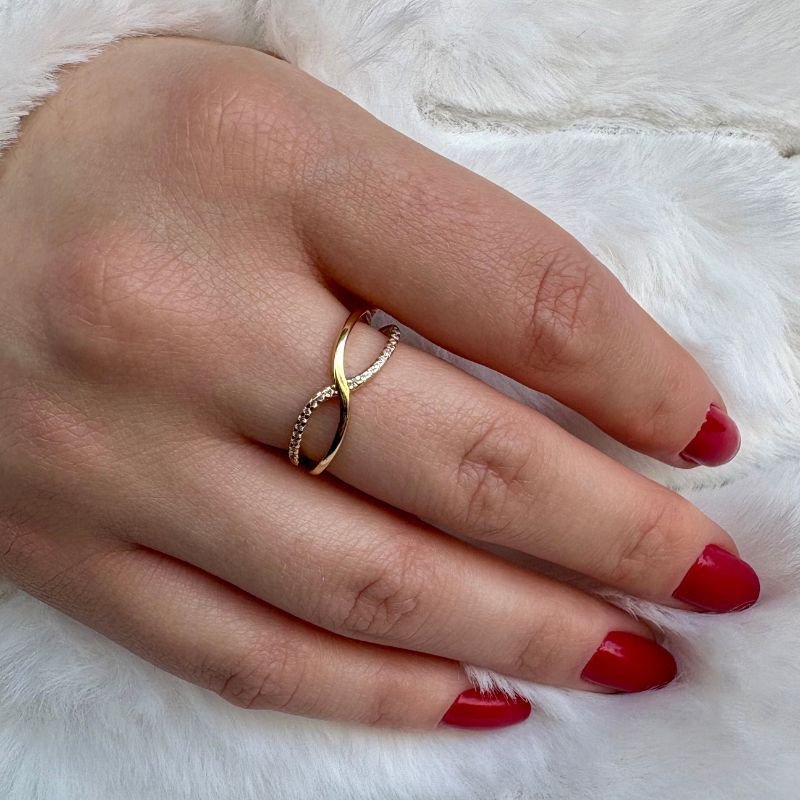 Anel Infinito Cravejado com Zircônias Folheado a Ouro 18k