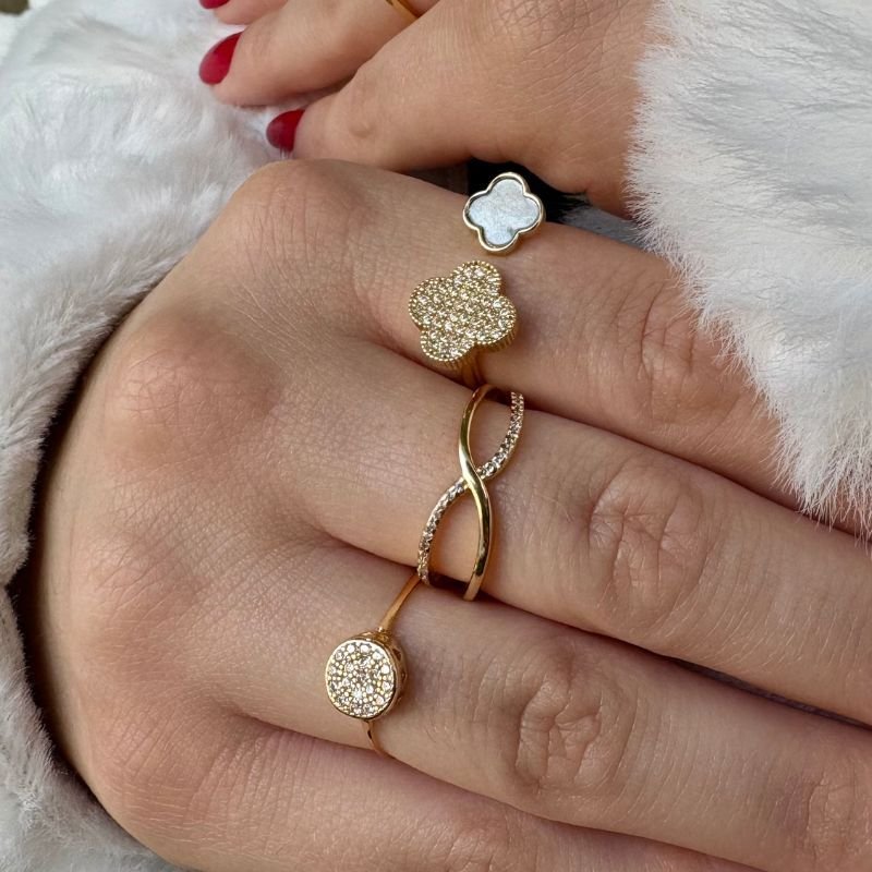 Anel Infinito Cravejado com Zircônias Folheado a Ouro 18k