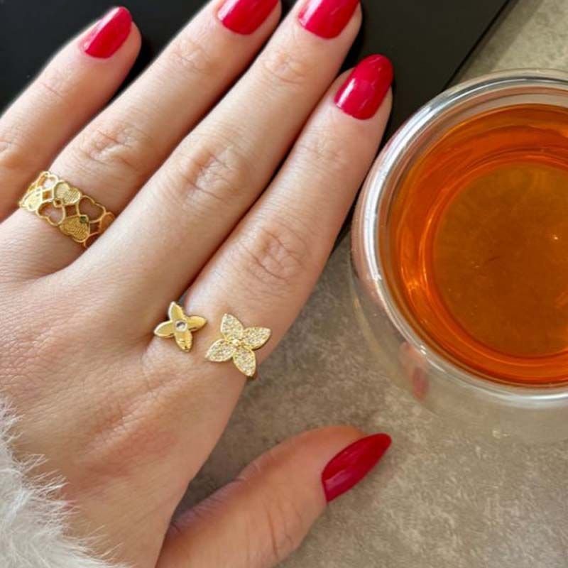 Anel Regulável com Flores Cravejadas Folheado a Ouro 18k