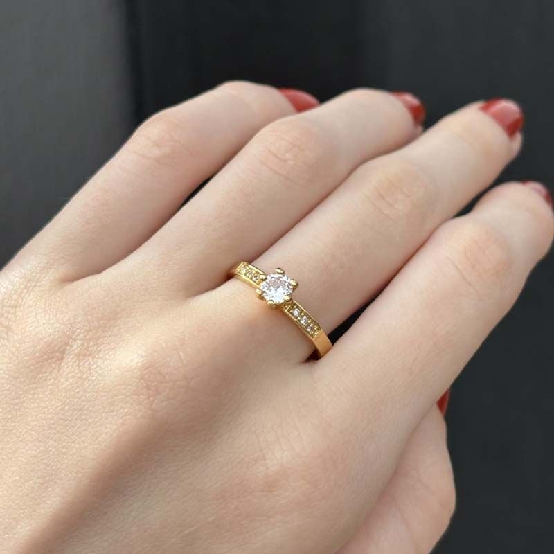 Anel Solitário com Zircônias Laterais Folheado a Ouro 18k