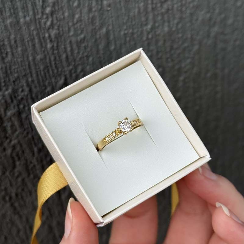 Anel Solitário com Zircônias Laterais Folheado a Ouro 18k
