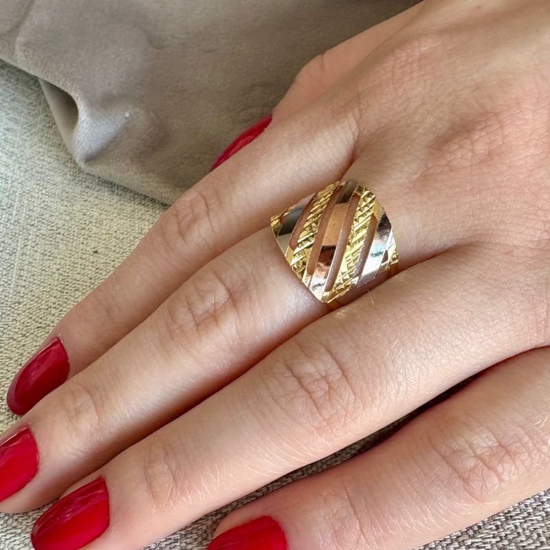 Anel Três Cores com Faixas Diagonais Folheado a Ouro 18k