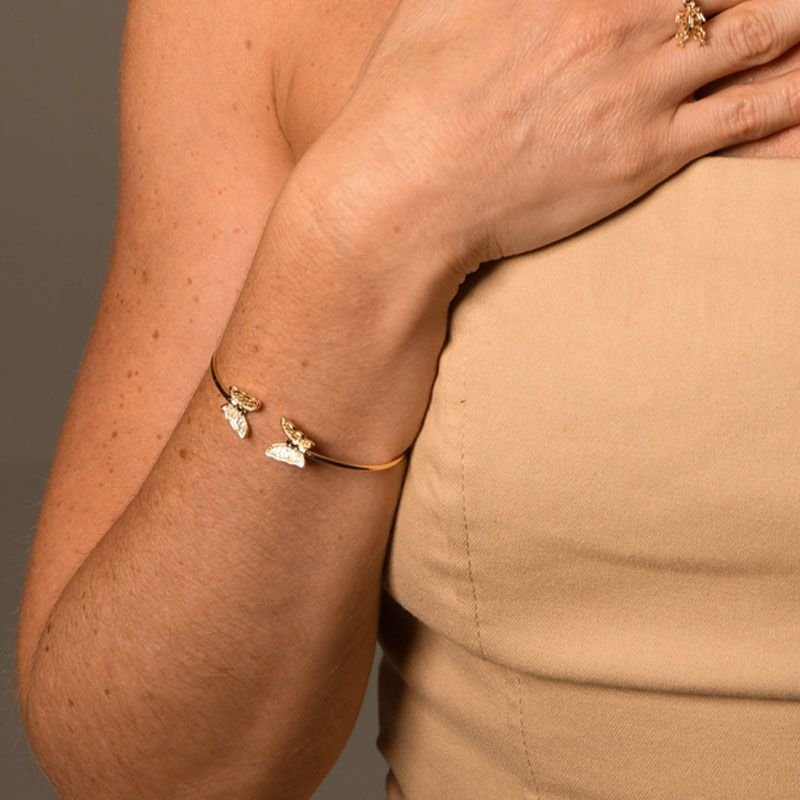Bracelete Aberto Ajustável Borboletas Folheado a Ouro 18k