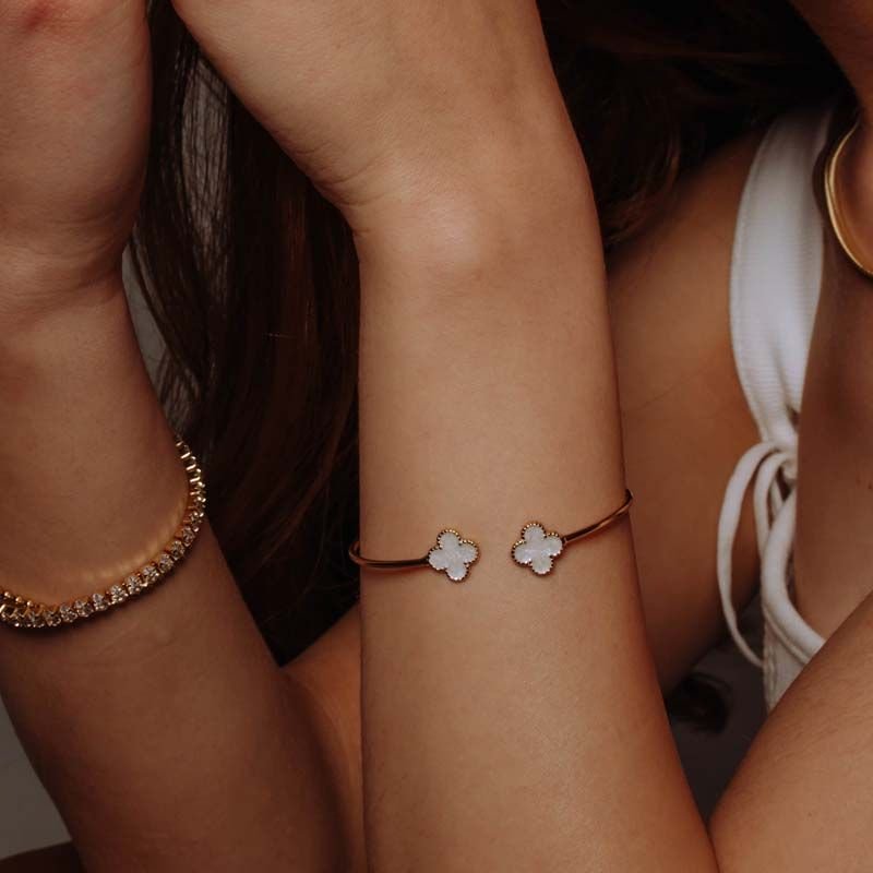 Bracelete Aberto Ajustável com Trevos Perolados Folheado a Ouro 18k