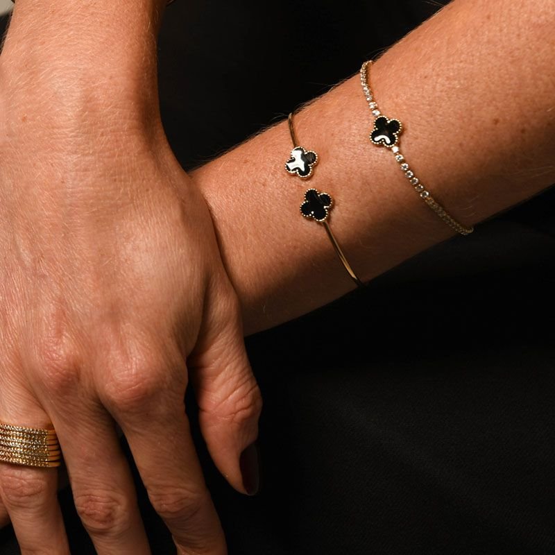 Bracelete Aberto Ajustável com Trevos Pretos Folheado a Ouro 18k