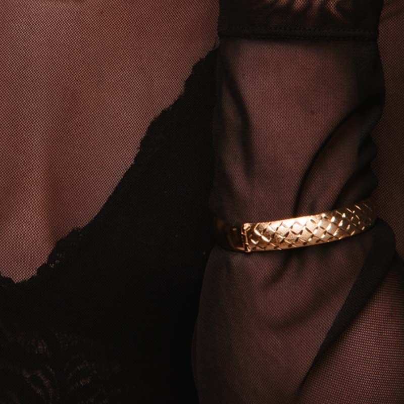 Bracelete Largo Diamantado com Detalhes Sofisticados Folheado a Ouro 18k