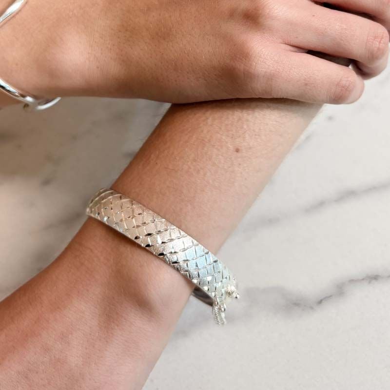 Bracelete Largo Diamantado com Detalhes Sofisticados Folheado a Prata 925