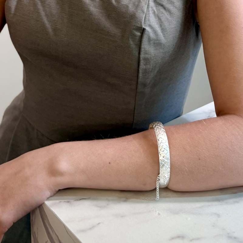 Bracelete Largo Diamantado com Detalhes Sofisticados Folheado a Prata 925