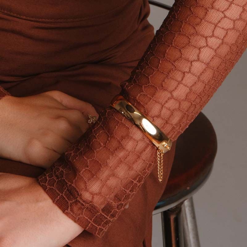 Bracelete Largo Liso com Brilho Sofisticado Folheado a Ouro 18k