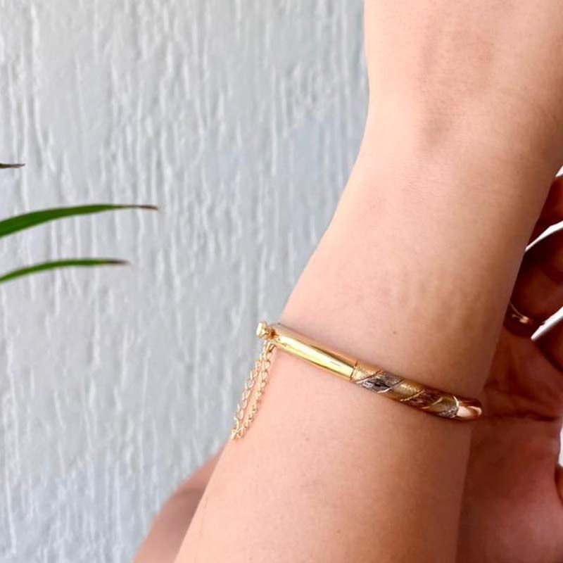 Bracelete Redondo Detalhado com Fecho Folheado a Ouro 18k