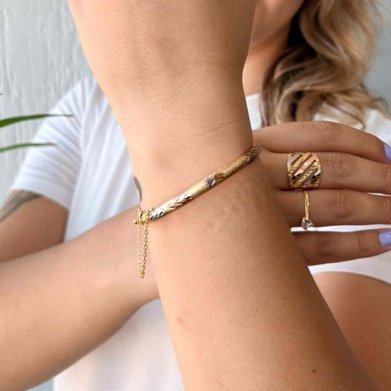 Bracelete Redondo Fosco com Detalhes Folheado a Ouro 18k