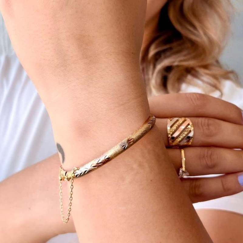 Bracelete Redondo Fosco com Detalhes Folheado a Ouro 18k