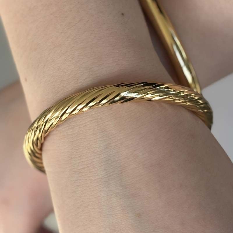 Bracelete Torcido Marcante Folheado a Ouro 18k