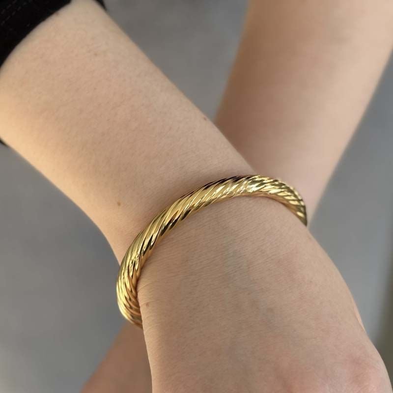 Bracelete Torcido Marcante Folheado a Ouro 18k