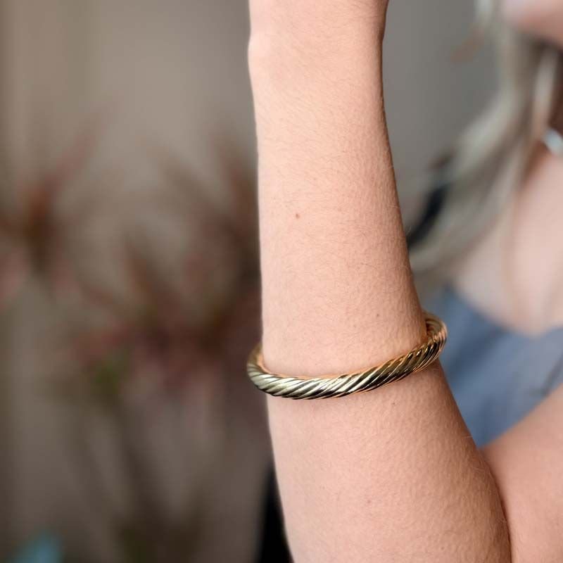Bracelete Torcido Marcante Folheado a Ouro 18k