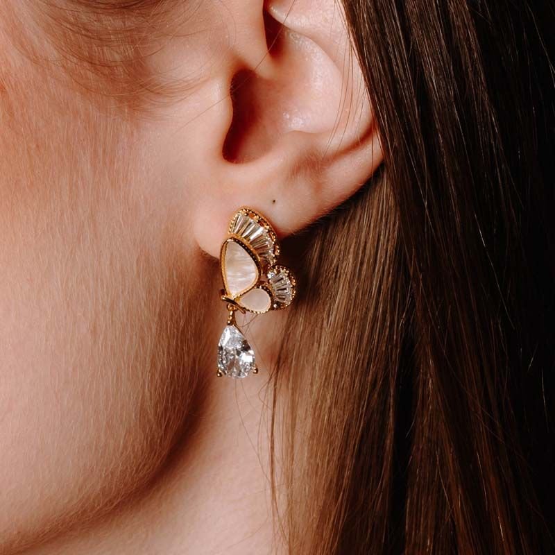 Brinco Borboleta com Madrepérola e Pêndulo de Zircônia Folheado a Ouro 18k