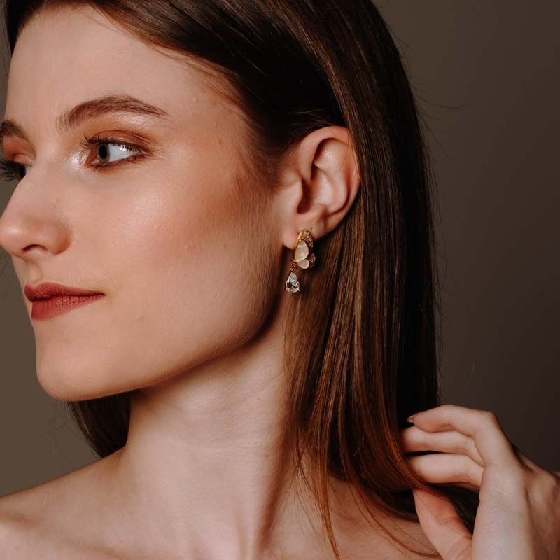 Brinco Borboleta com Madrepérola e Pêndulo de Zircônia Folheado a Ouro 18k