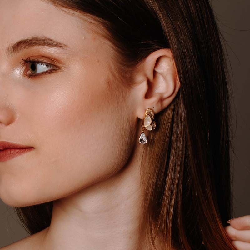 Brinco Borboleta com Madrepérola e Pêndulo de Zircônia Folheado a Ouro 18k