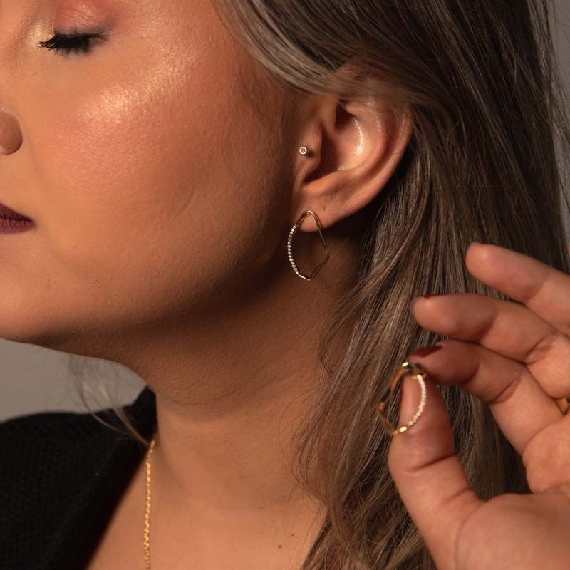 Brinco Cravejado Orgânico Folheado a Ouro 18k