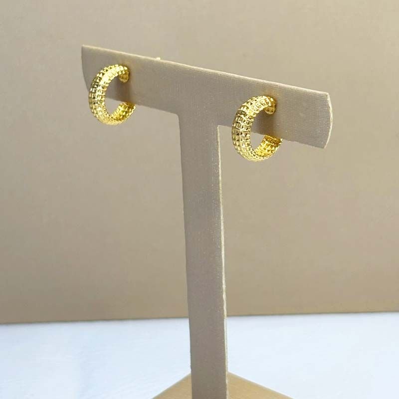 Brinco de Argola 1,0cm Detalhado Folheado a Ouro 18k
