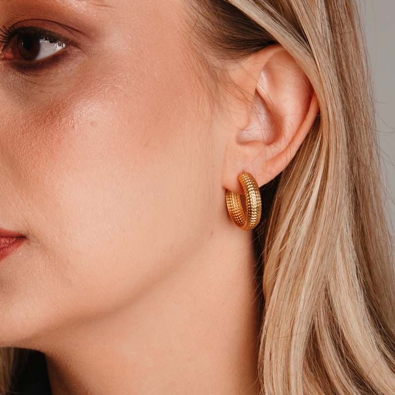 Brinco de Argola 2,0cm com Detalhes Folheado a Ouro 18k