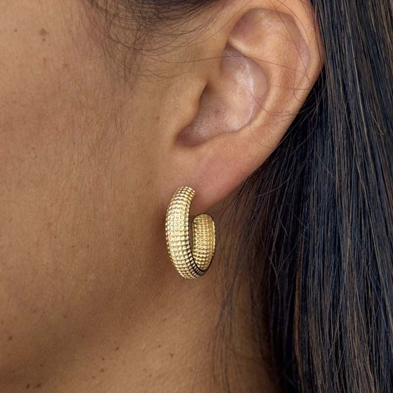 Brinco de Argola 2,0cm com Detalhes Folheado a Ouro 18k