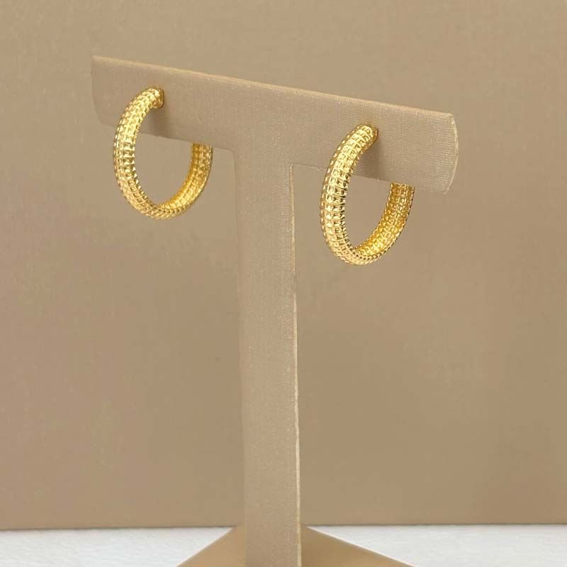 Brinco de Argola 2,0cm Detalhado Folheado a Ouro 18k