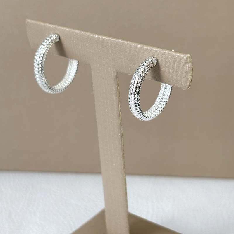 Brinco de Argola 2,0cm Detalhado Folheado a Prata 925