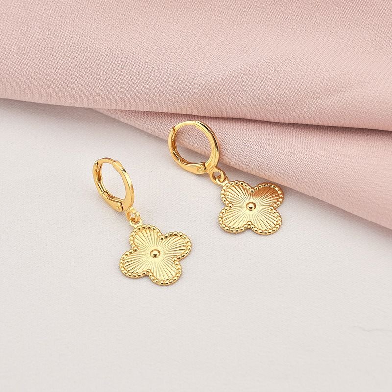 Brinco de Argola com Trevo Diamantado Folheado a Ouro 18k