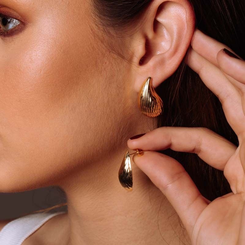 Brinco Gota Design Riscado Folheado a Ouro 18k