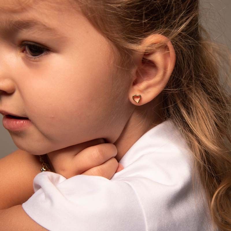 Brinco Infantil Coraçãozinho Vazado Folheado a Ouro 18k