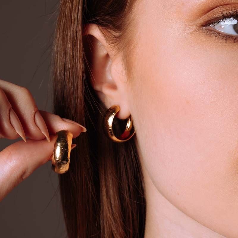 Brinco Meia Argola Design Riscado 1,2cm Folheada a Ouro 18k