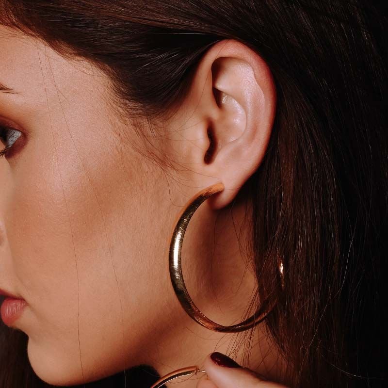 Brinco Meia Argola Design Riscado 5,0cm Folheada a Ouro 18k