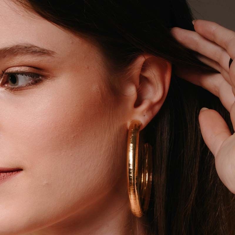 Brinco Meia Argola Design Riscado 5,5cm Folheada a Ouro 18k