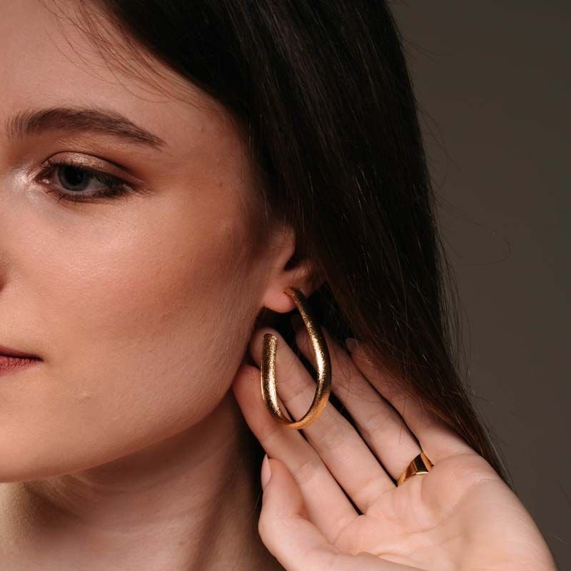 Brinco Meia Argola Gota Grande Folheada a Ouro 18k