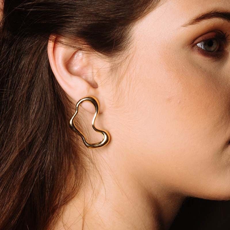Brinco Orgânico Curvado Folheado a Ouro 18k