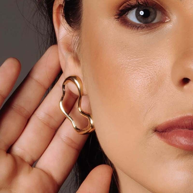 Brinco Orgânico Curvado Folheado a Ouro 18k