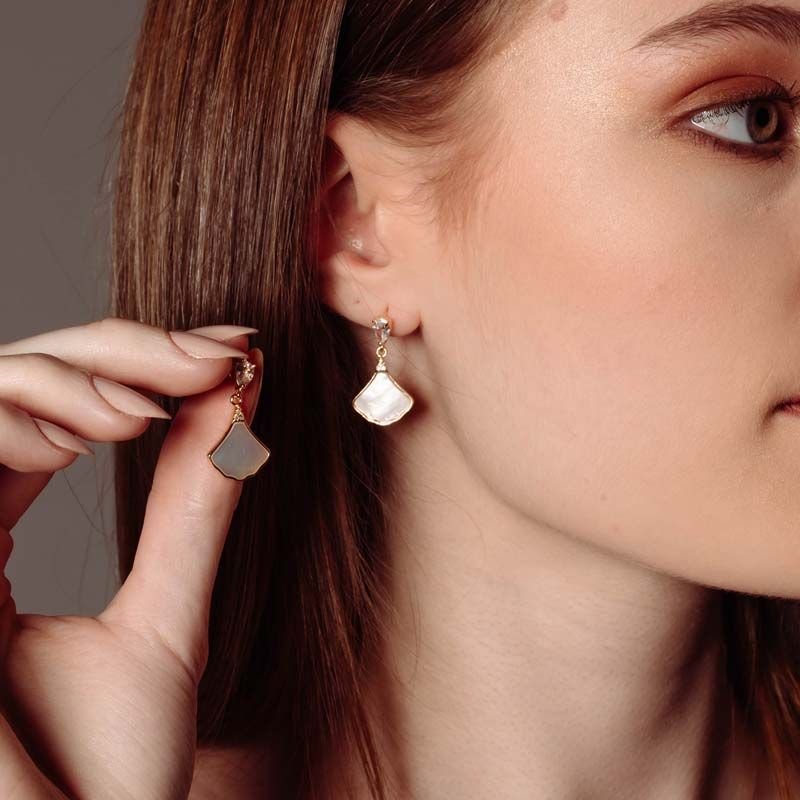 Brinco Pêndulo com Zircônia e Leque de Madrepérola Folheado a Ouro 18k