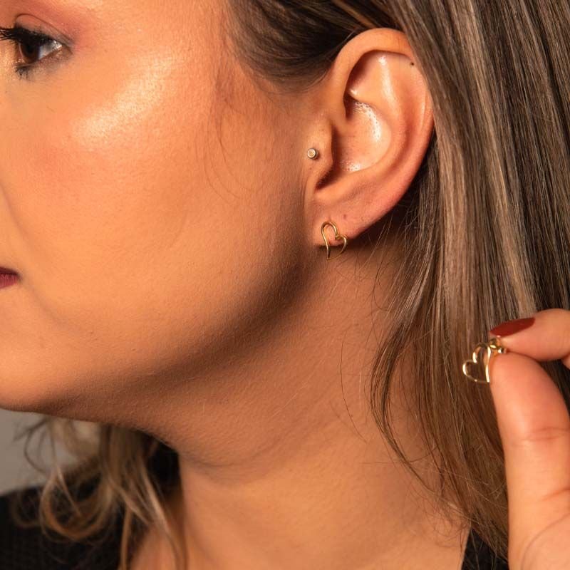 Brinco Pequeno Coração Vazado Folheado a Ouro 18k