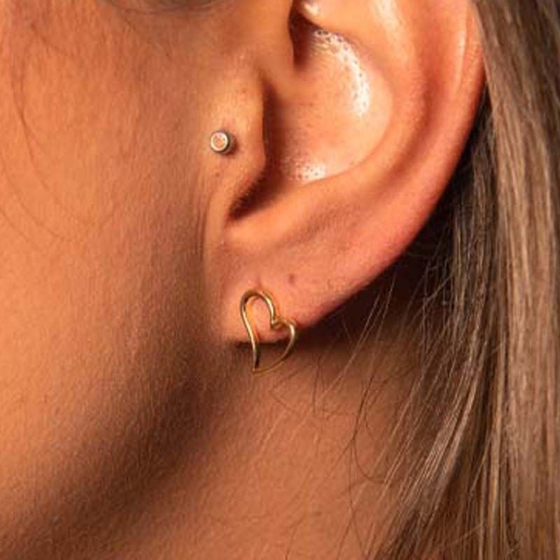 Brinco Pequeno Coração Vazado Folheado a Ouro 18k