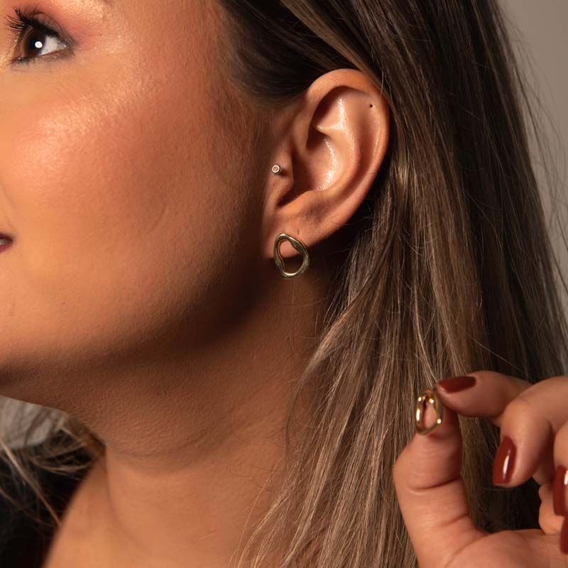Brinco Triângulo Orgânico Pequeno Folheado a Ouro 18k