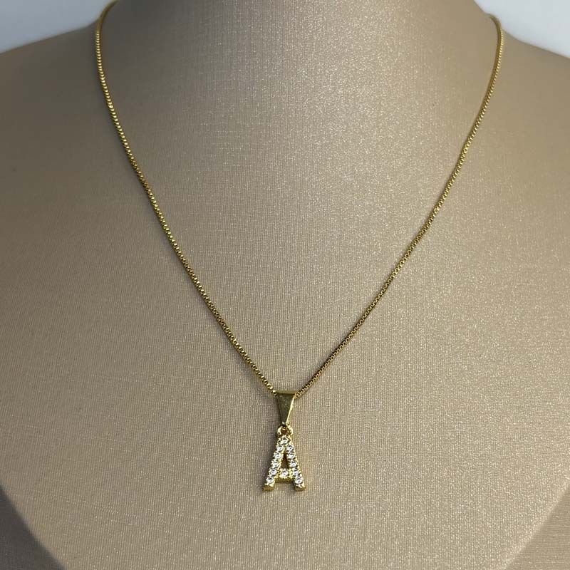 Colar com Letra em Zircônias Folheado a Ouro 18k com 40 cm