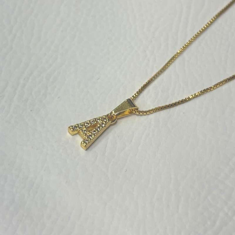 Colar com Letra em Zircônias Folheado a Ouro 18k com 40 cm