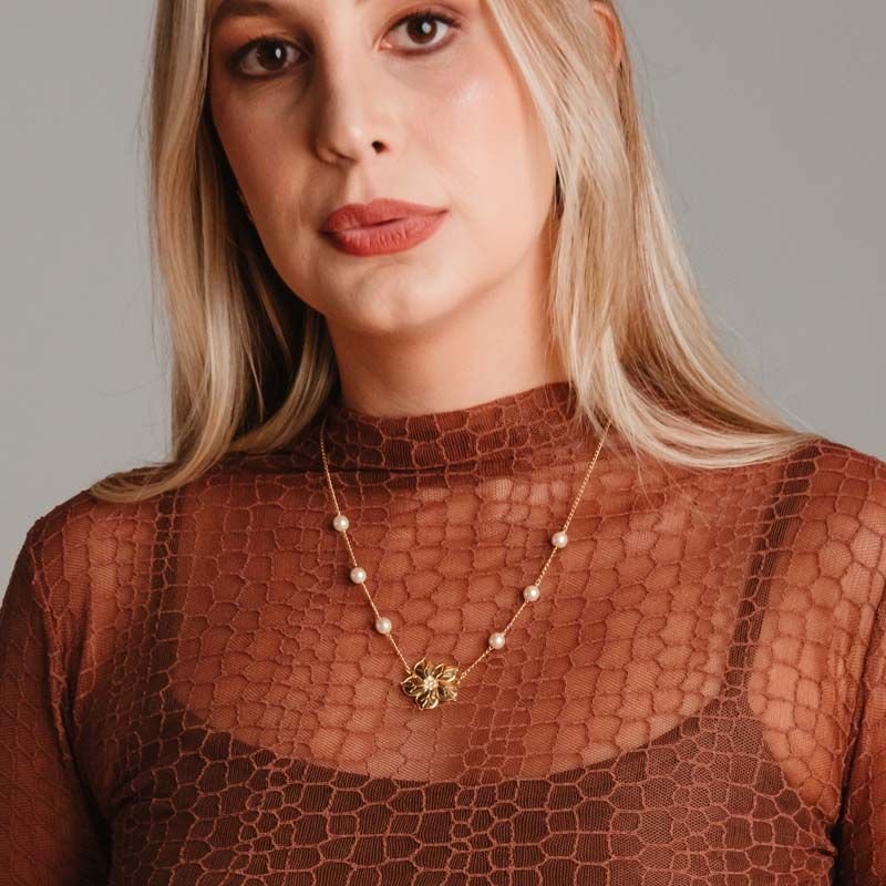 Colar de Pérolas e Flor com Microzircônias Folheado a Ouro 18k