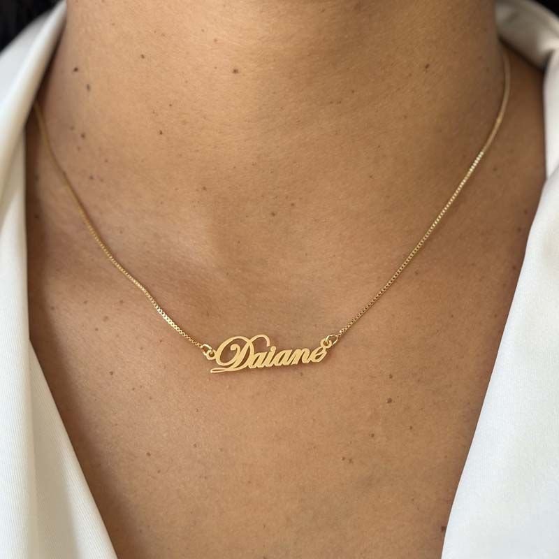 Colar Personalizado com Nome Fonte Delicada Folheado a Ouro 18k