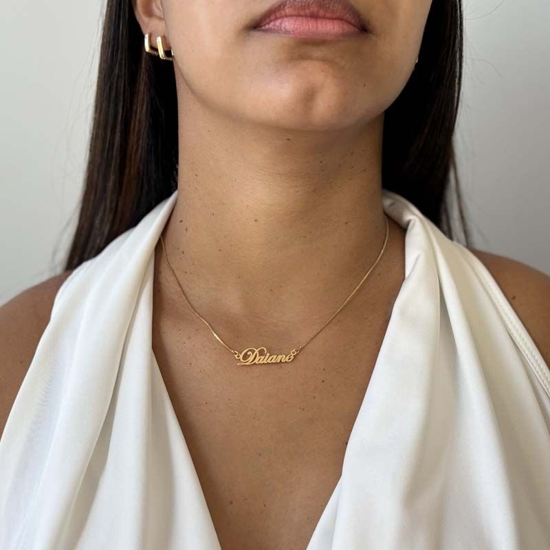 Colar Personalizado com Nome Fonte Delicada Folheado a Ouro 18k