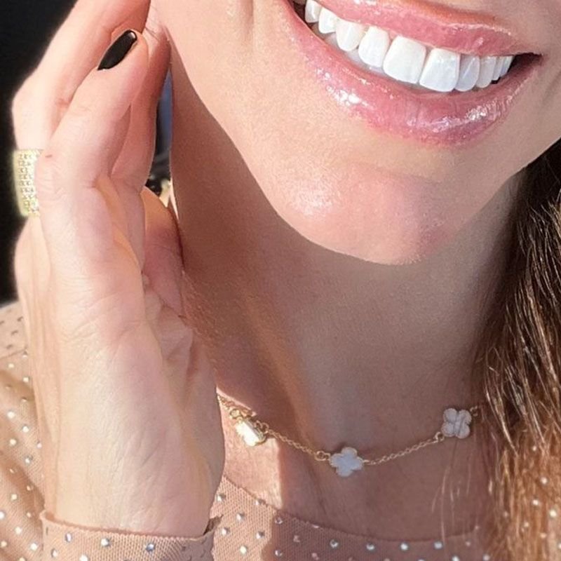 Gargantilha Choker Trevos de Quatro Folhas Perolada Folheada a Ouro 18k