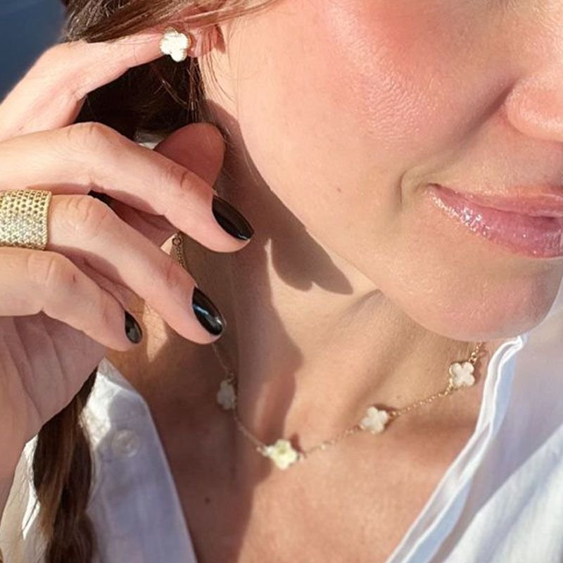 Gargantilha Choker Trevos de Quatro Folhas Perolada Folheada a Ouro 18k